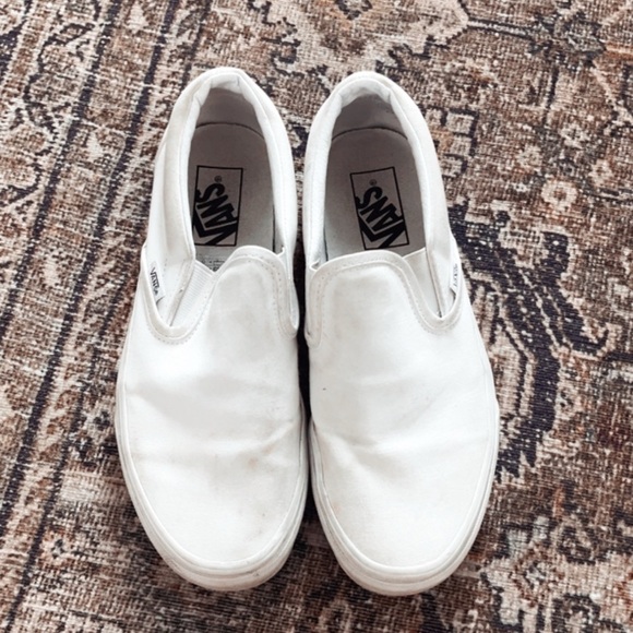 White Classic Vans
Men’s: 6.5
Women’s: 8 - Picture 2 of 6